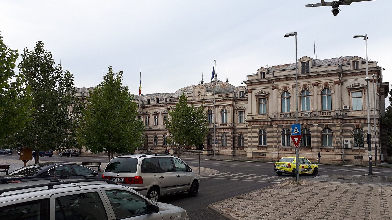 Palatul Administrativ din Bacău, văzut de pe stradă