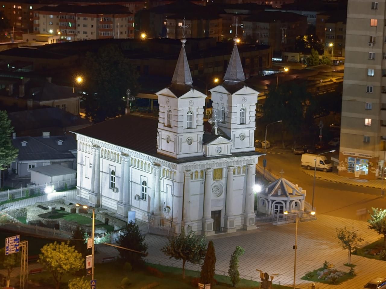 Biserica Sfântul Nicolae din Bacău fotografiată noaptea, înconjurată de blocuri