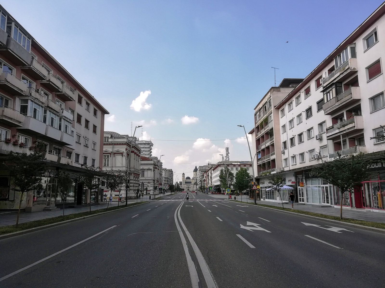 Calea Mărășești din Bacău, cu blocuri de locuințe pe ambele părți ale bulevardului