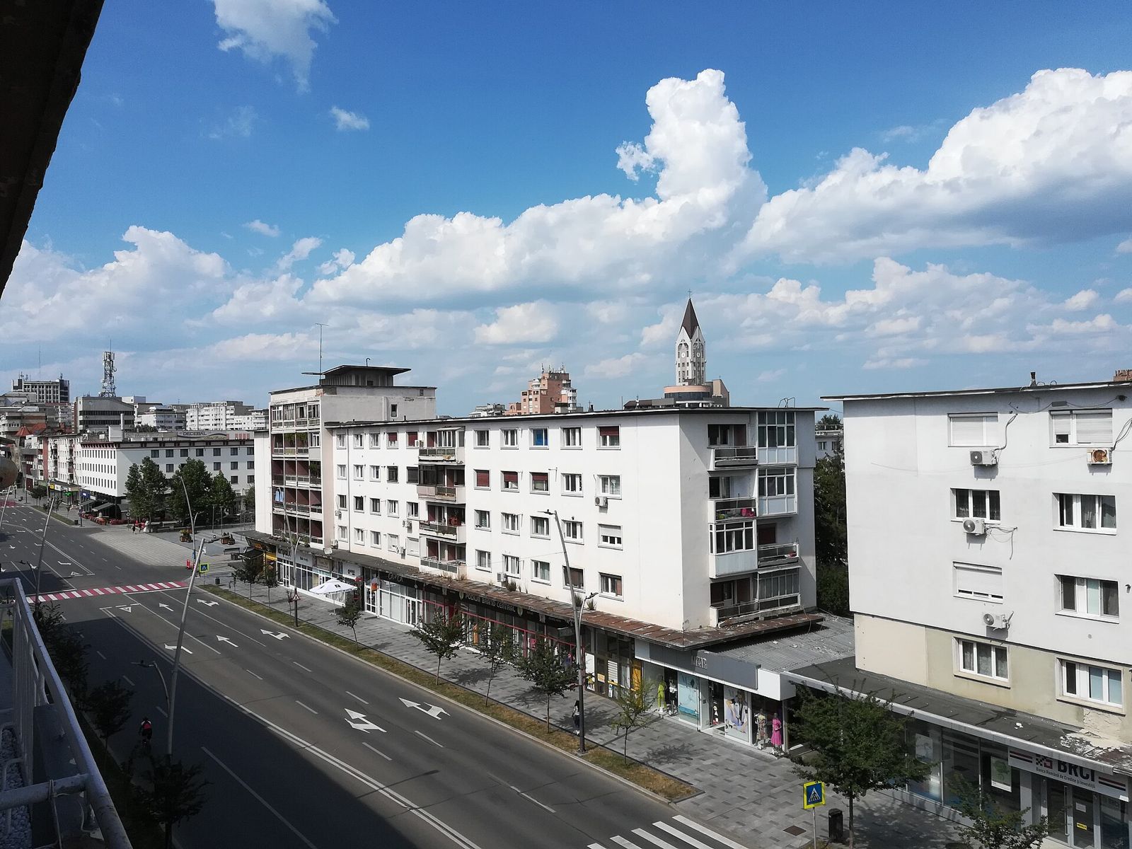 Bulevard cu blocuri de locuințe în Bacău, sub cer cu nori